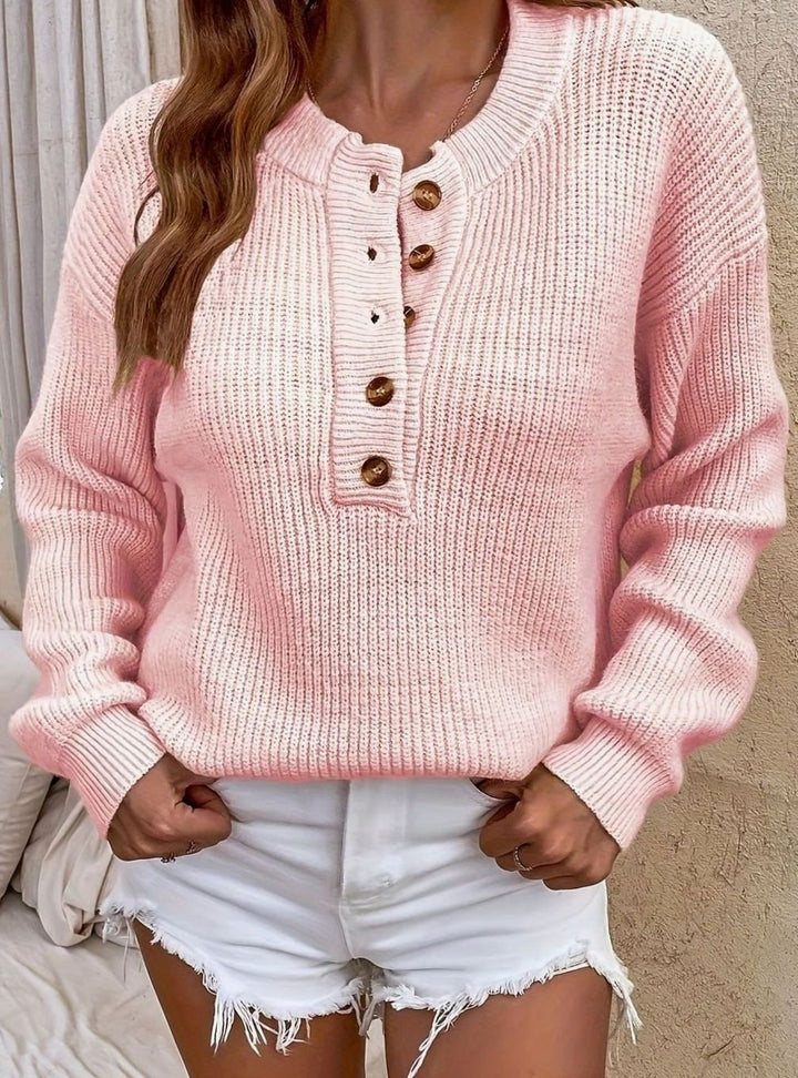 Jersey de mujer en punto canalé, cuello Henley abotonado. Prenda esencial para un armario versátil.