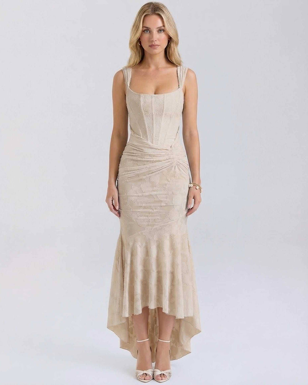 Vestido maxi sable elegante para mujer, color nude floral, con cuello cuadrado, ideal para fiestas y eventos.