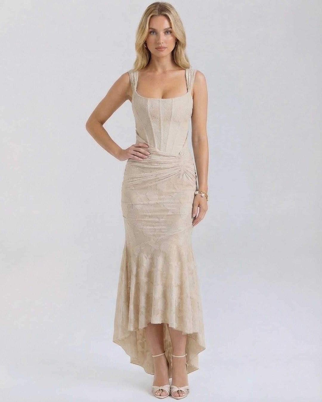 Vestido maxi sable nude floral elegante, cuello cuadrado, para mujer. Ideal para eventos y moda formal.