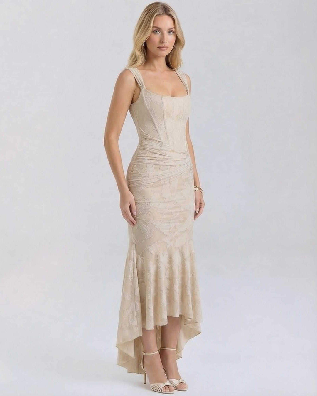 Vestido de noche sable nude floral, corte cola de pez, sin mangas y cuello cuadrado, moda elegante para mujer.