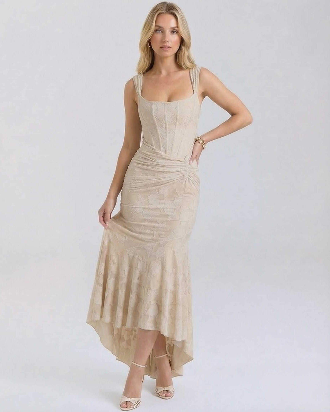 Elegante vestido maxi sable nude sin mangas para mujer, con cuello cuadrado y estampado floral, perfecto para fiestas.