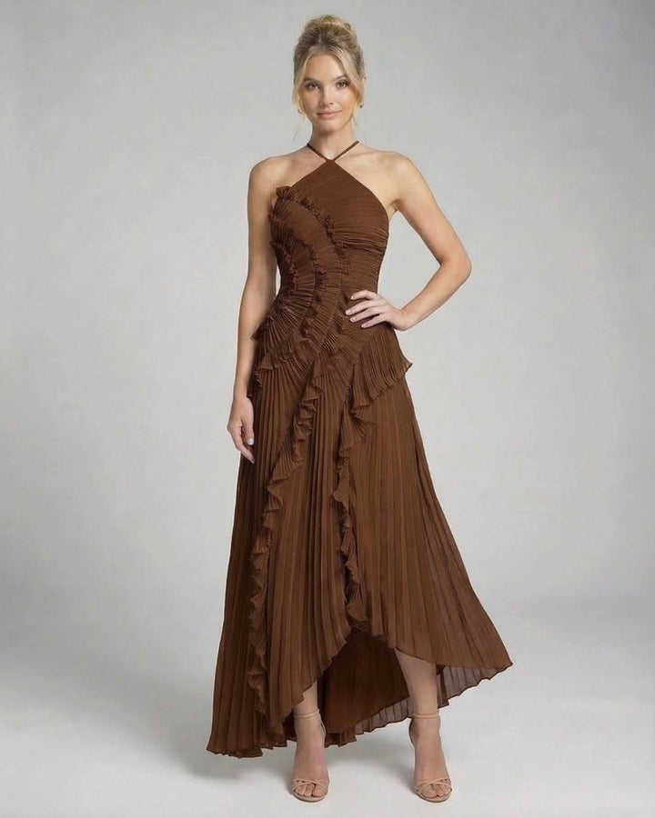 Vestido maxi de mujer color sable con escote halter. Comodidad y estilo para cualquier evento formal o cena.