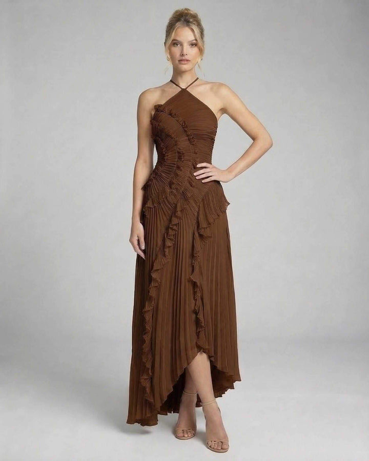 Glamuroso vestido de noche sable con escote halter para mujer. Versátil para cócteles, bodas o cenas elegantes.