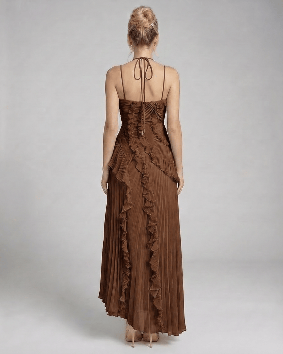Vestido largo color sable con escote halter. Estilo formal y fluido, ideal para bodas o fiestas especiales.