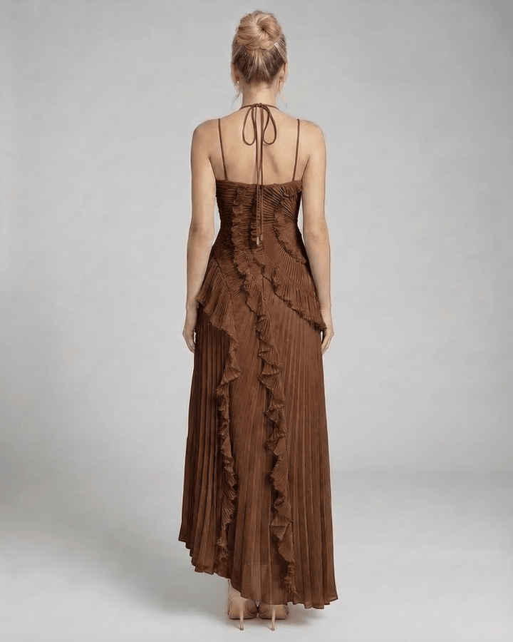 Vestido largo color sable con escote halter. Estilo formal y fluido, ideal para bodas o fiestas especiales.