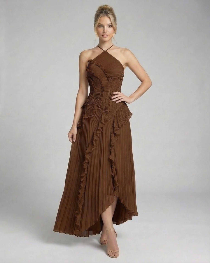 Vestido formal de mujer, color sable, con escote halter. Opción chic para galas, ceremonias y eventos elegantes.