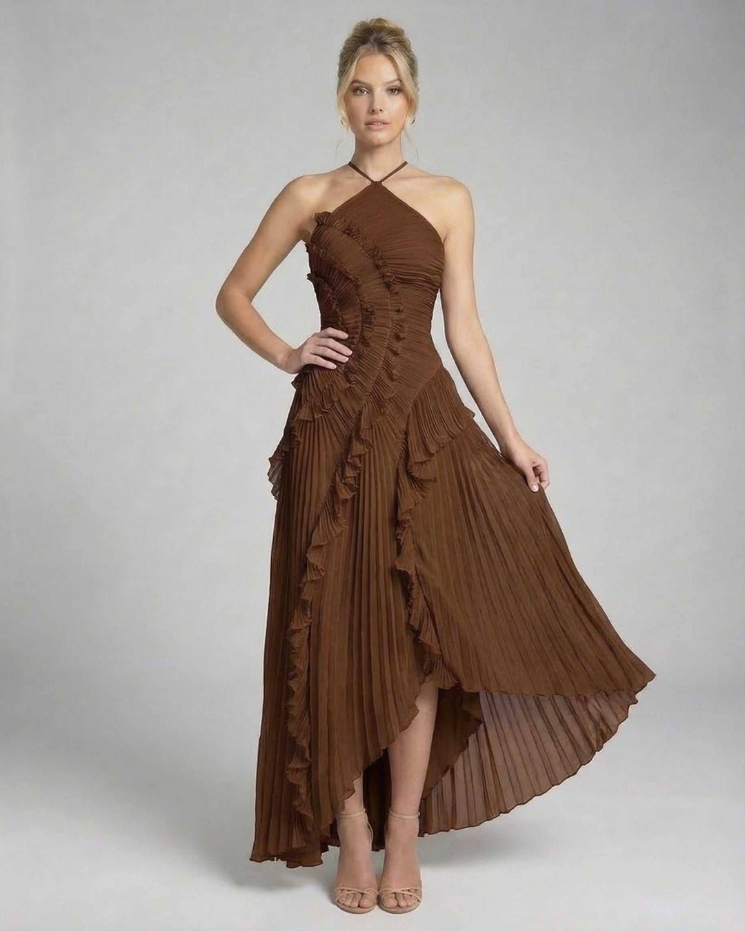 Moda femenina: vestido maxi sable con cuello halter. Look sofisticado para ocasiones especiales y moda de noche.