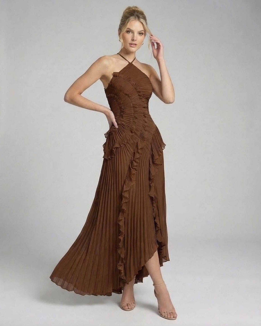 Vestido Maxi Elegante color Sable con Escote Halter. Ropa de fiesta y noche para mujer, estilo atemporal.