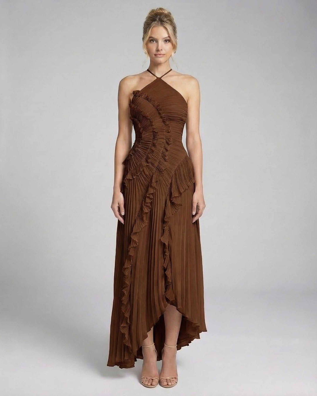 Vestido maxi sable para mujer con escote halter. Diseño elegante, perfecto para eventos de noche o cóctel.