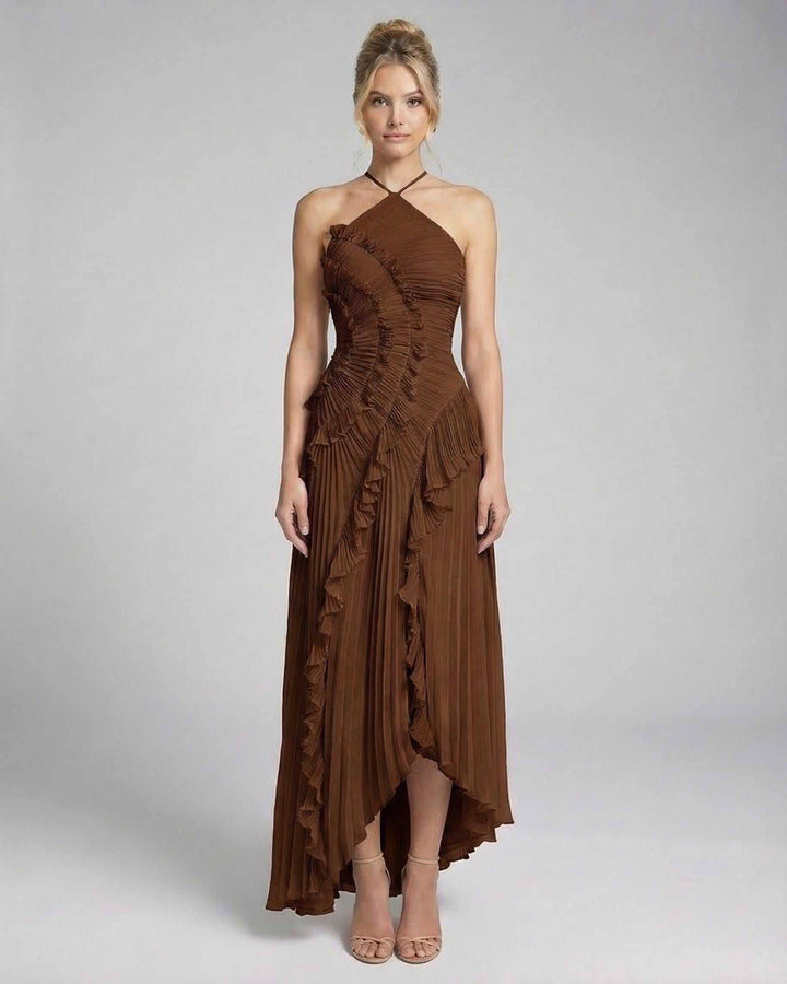 Vestido maxi sable para mujer con escote halter. Diseño elegante, perfecto para eventos de noche o cóctel.
