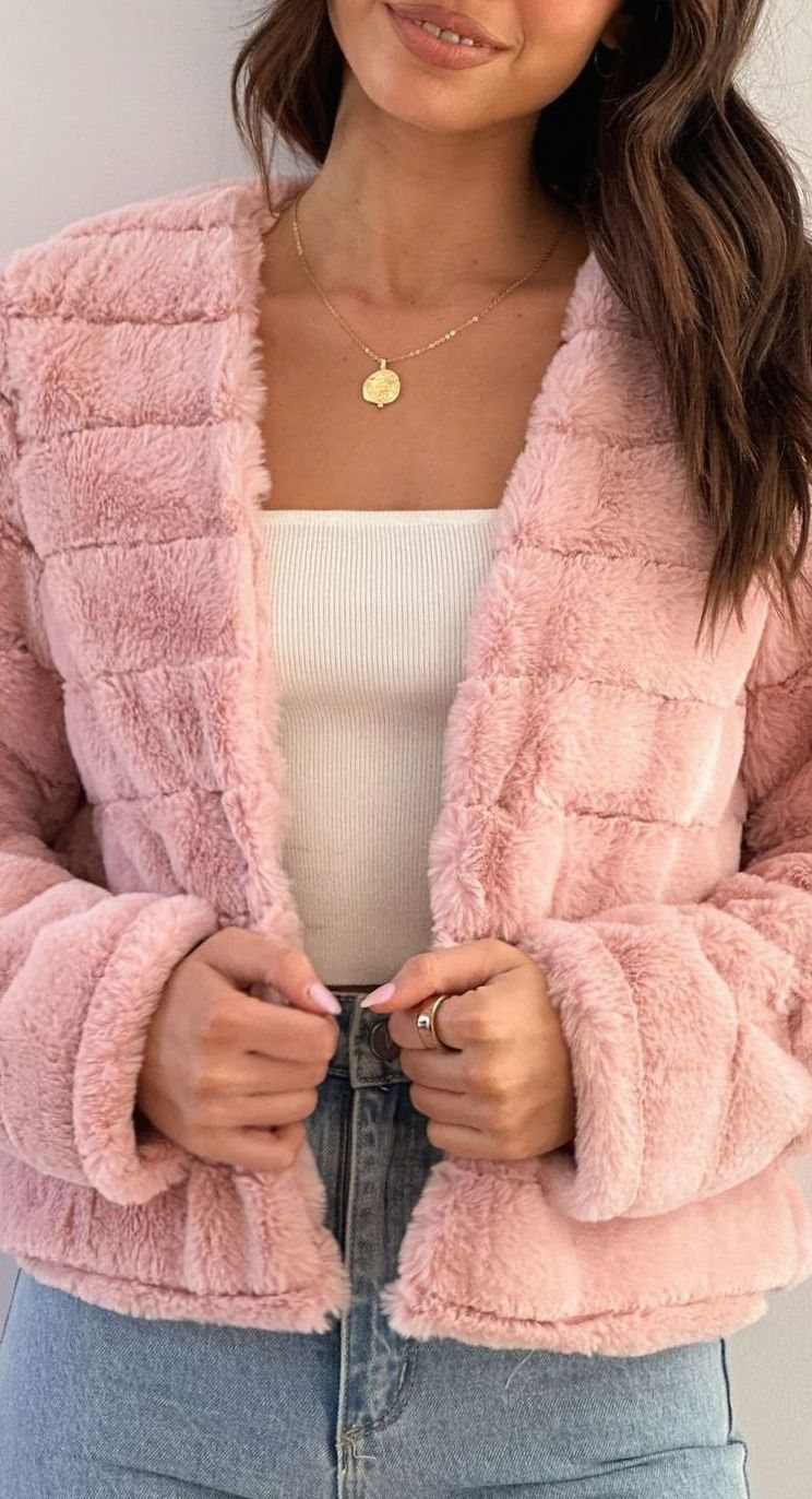 Chaqueta corta de pelo sintético acolchada para mujer. Ideal para vestir elegante en fiestas y cocktail.