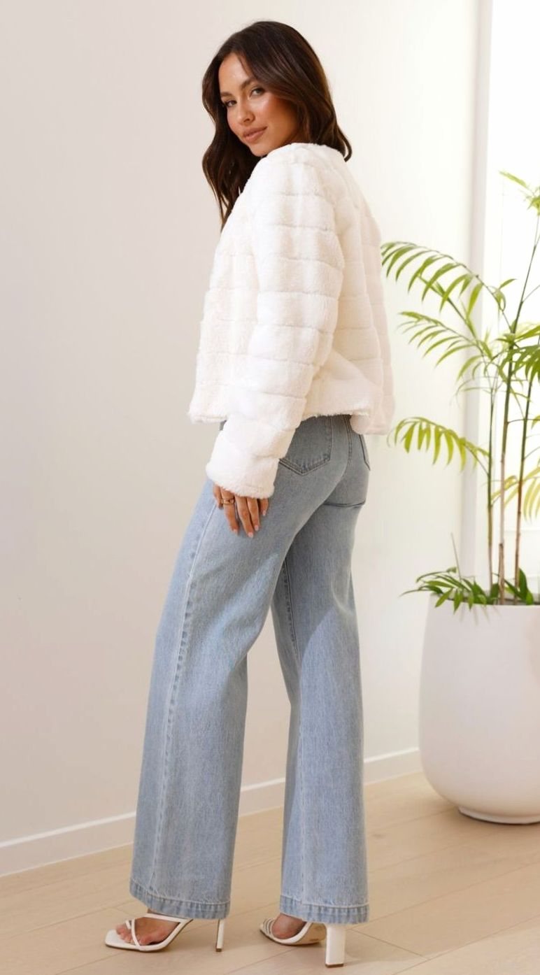 Chaqueta de mujer rosa, corta y acolchada. Confort y elegancia para noches de fiesta.