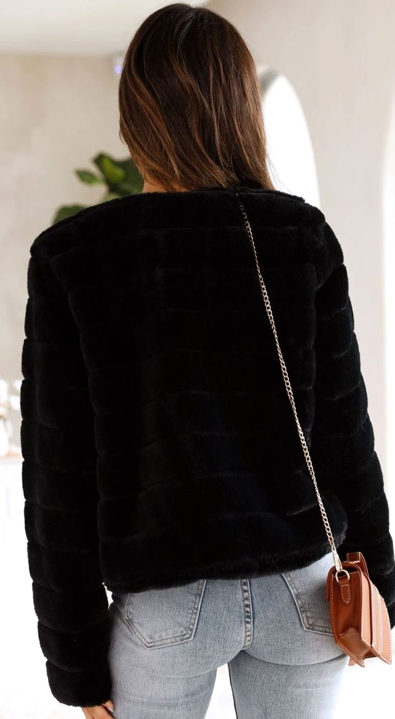 Chaqueta de noche mujer estilo glamour, corta y acolchada con pelo sintético. Ideal para eventos.