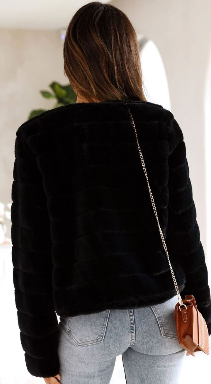 Chaqueta de noche mujer estilo glamour, corta y acolchada con pelo sintético. Ideal para eventos.
