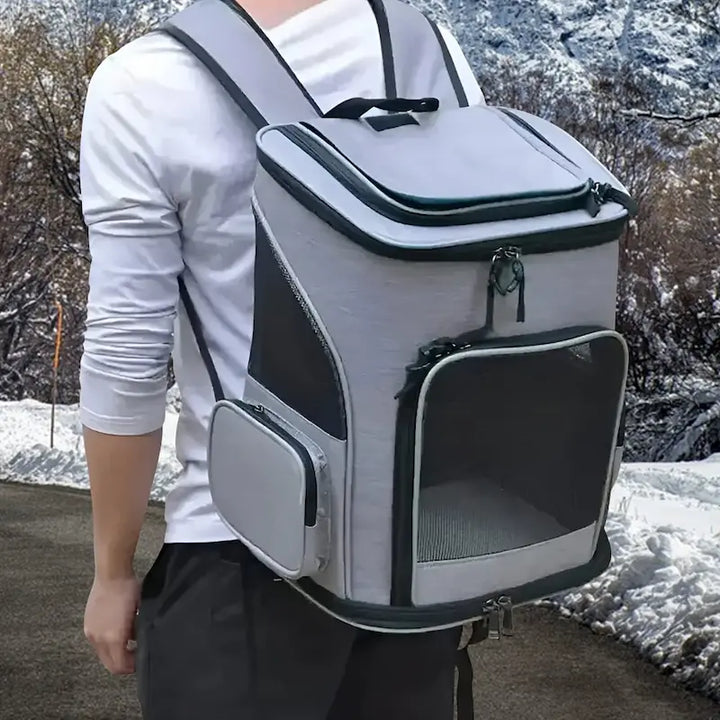 Gato curioso asomándose desde mochila transportín transpirable, disfrutando del paisaje en un viaje seguro.