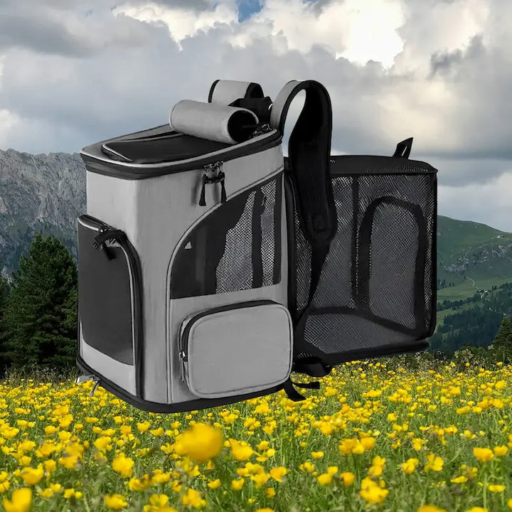 Persona usando mochila de senderismo para gato, ideal para paseos y aventuras al aire libre con su mascota.