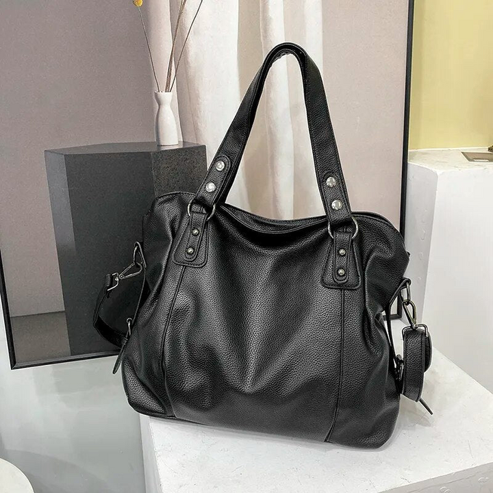 Bolso negro de hombro, grande, suave. Accesorio elegante y práctico con espacio para todo.