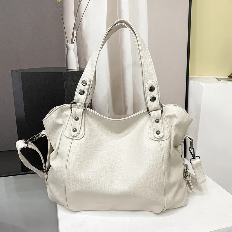 Bolso blanco grande para mujer, de cuero vegano suave. Ideal para un look diario chic y organizado.
