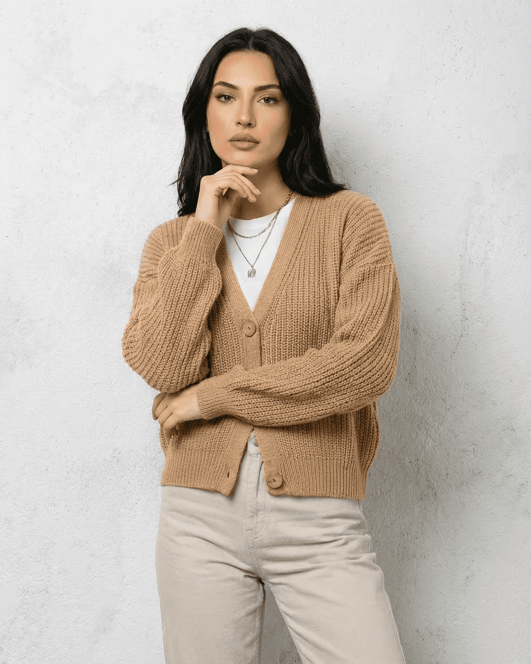 Cárdigan beige elegante de punto para mujer, versátil para uso diario o formal en otoño.