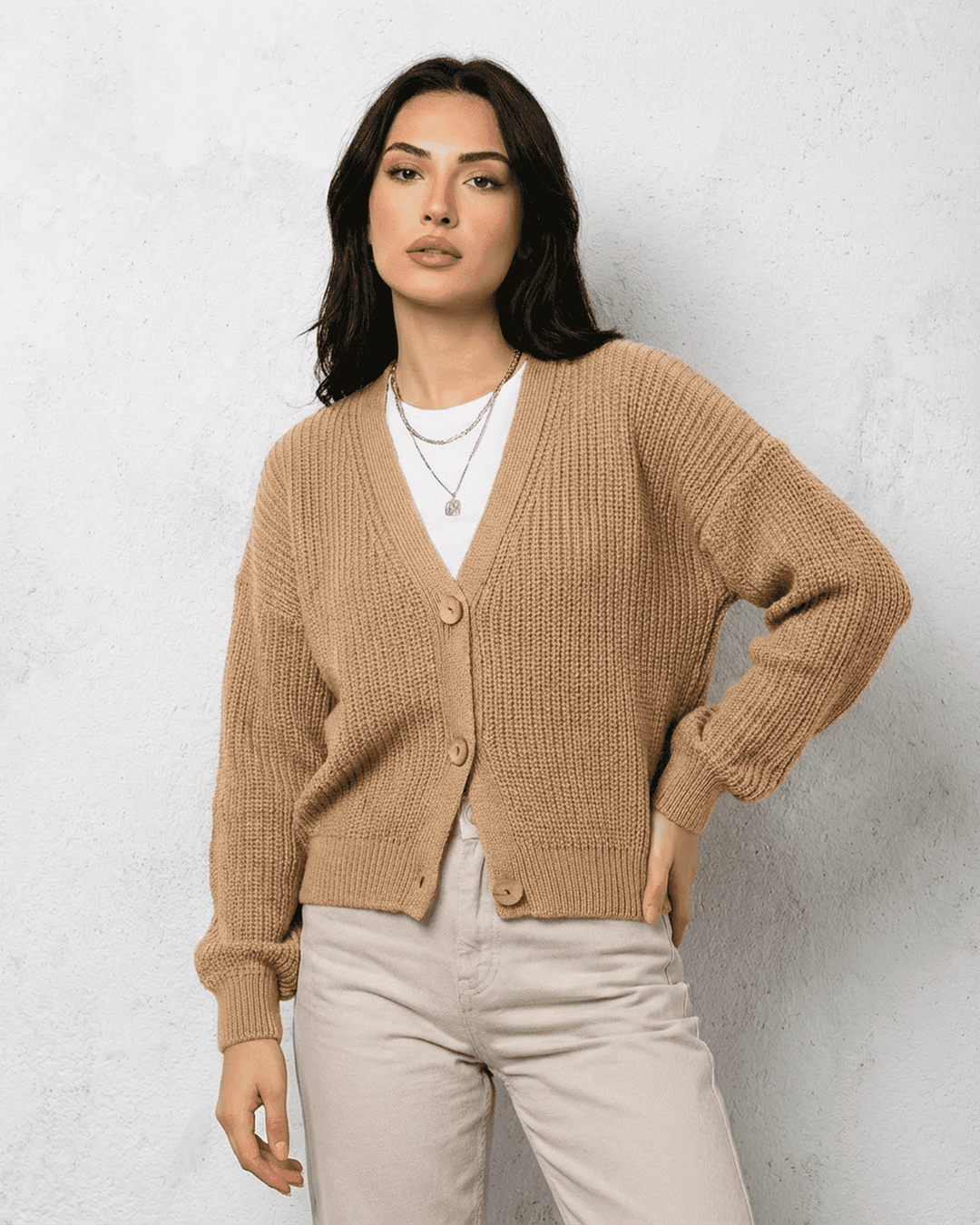Cárdigan de punto beige para mujer, elegante y suave, ideal para atuendos de otoño.