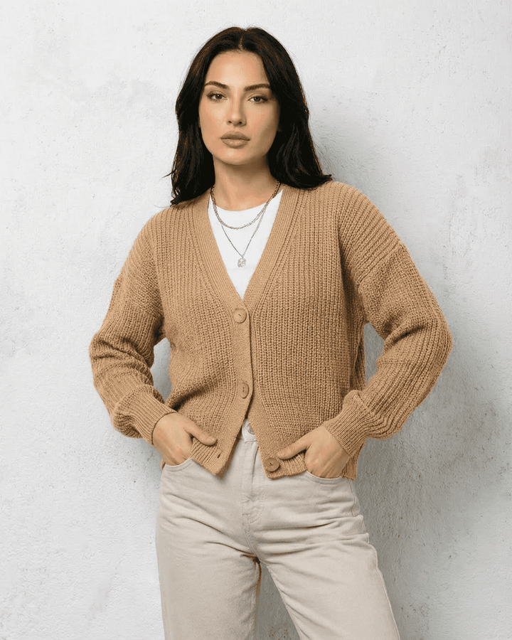 Cómodo cárdigan de punto beige para mujer, con botones de madera, ideal para el frío y el estilo.