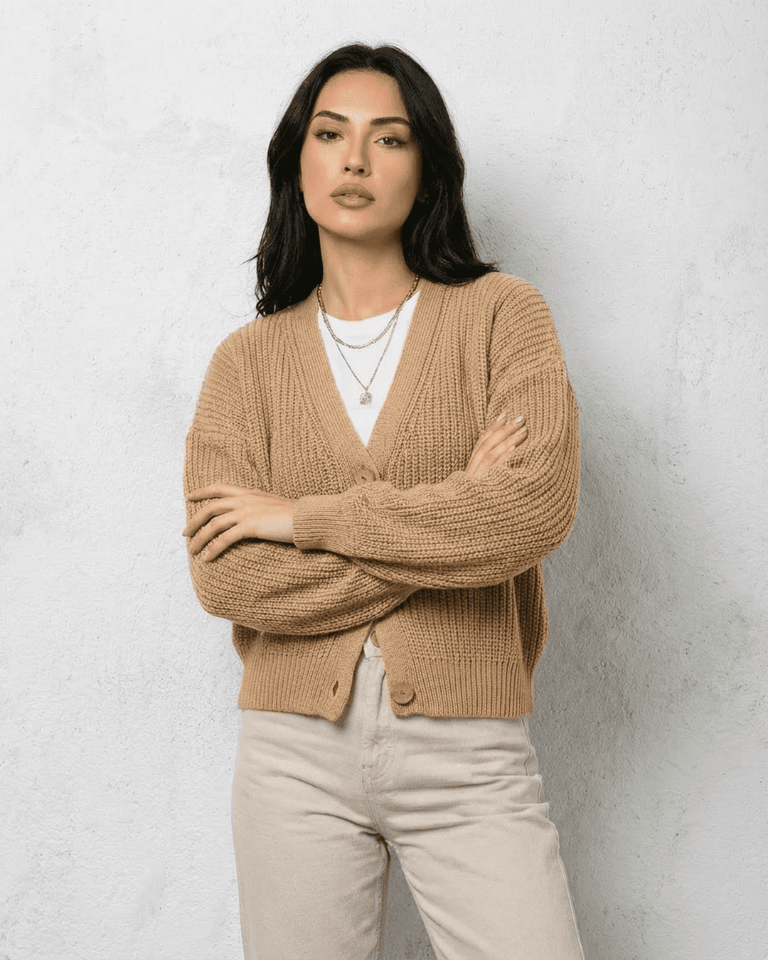 Cárdigan de punto beige para mujer con botones de madera, cómodo y con estilo para el otoño.