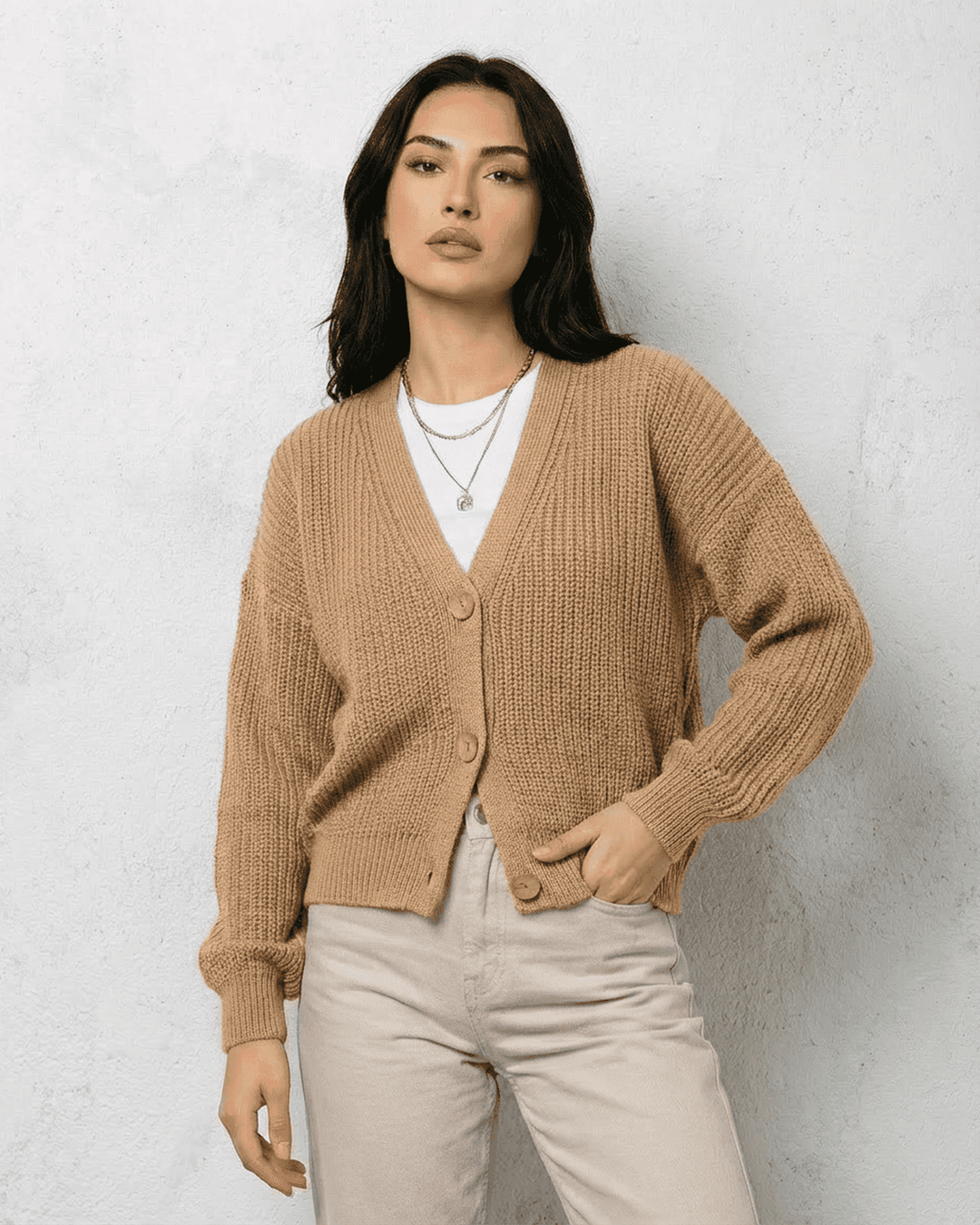 Cárdigan de punto beige elegante para mujer, perfecto para looks casuales o formales de otoño/invierno.