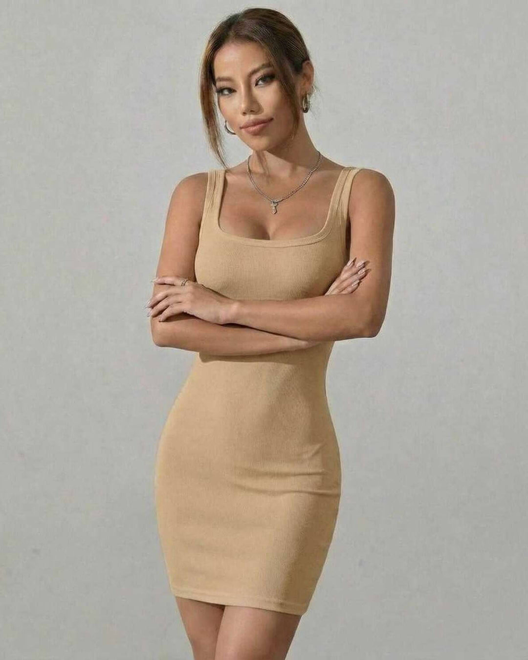 Vestido mini mujer elegante, corte moderno y ajustado. Perfecto para eventos o look casual sofisticado.