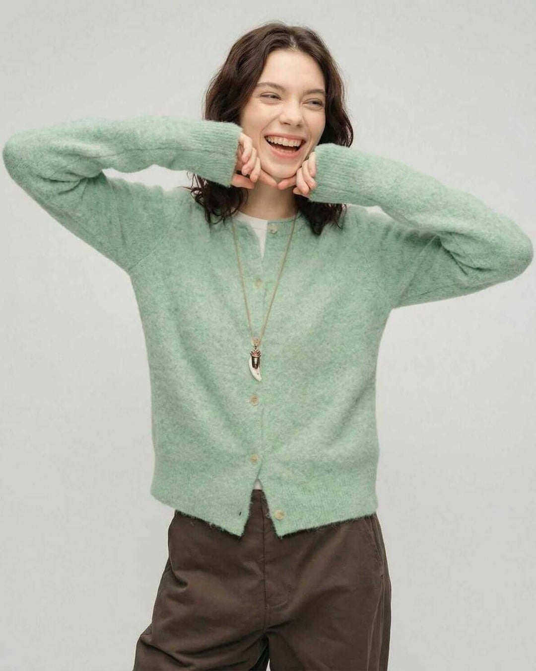 Cárdigan verde elegante de punto para mujer. Cuello redondo, manga larga y botones, perfecto para otoño.