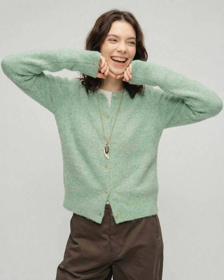 Cárdigan verde elegante de punto para mujer. Cuello redondo, manga larga y botones, perfecto para otoño.