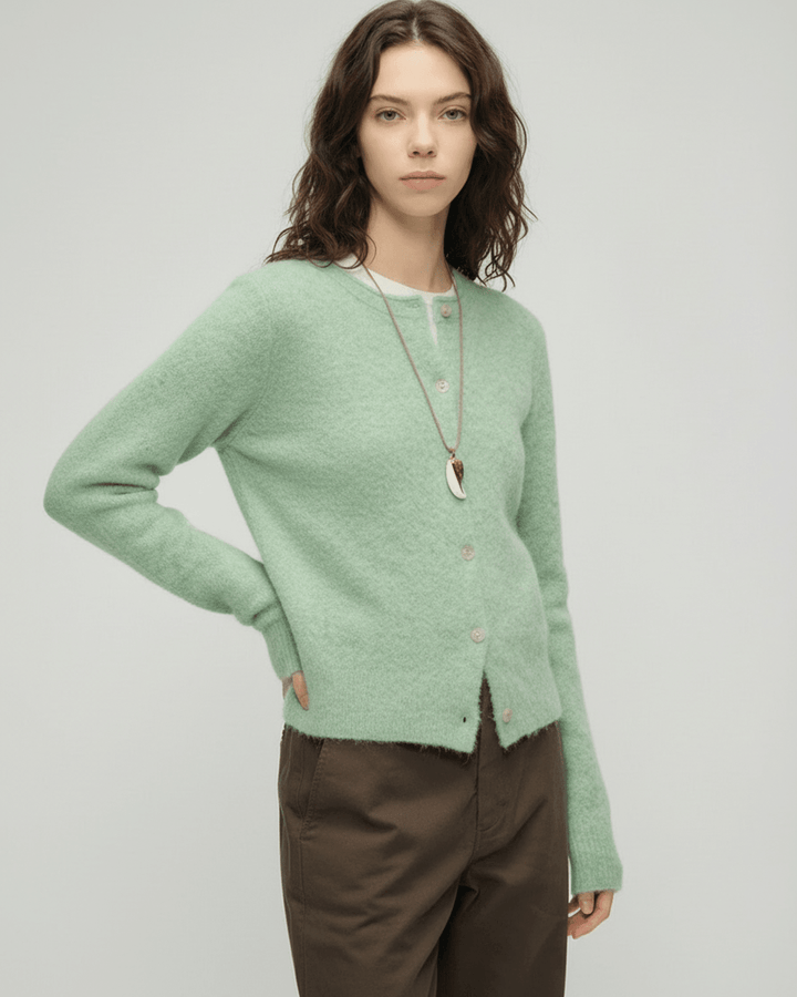 Cárdigan verde abotonado para mujer. Elegante diseño de cuello redondo, ideal para ropa casual y de oficina.
