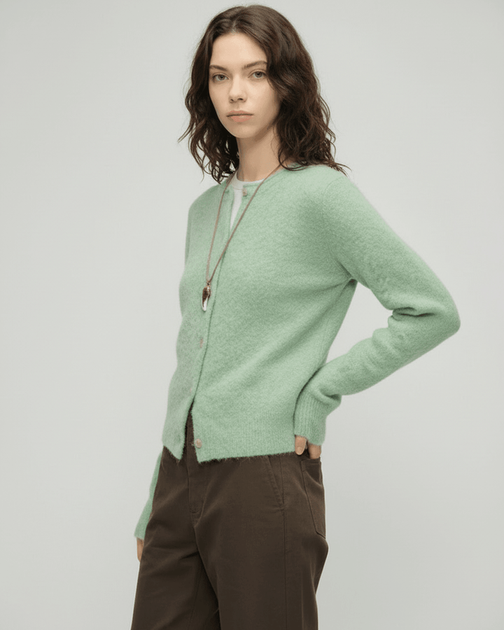 Cárdigan de mujer verde bosque con cuello redondo y botones decorativos. Prenda de punto para invierno.