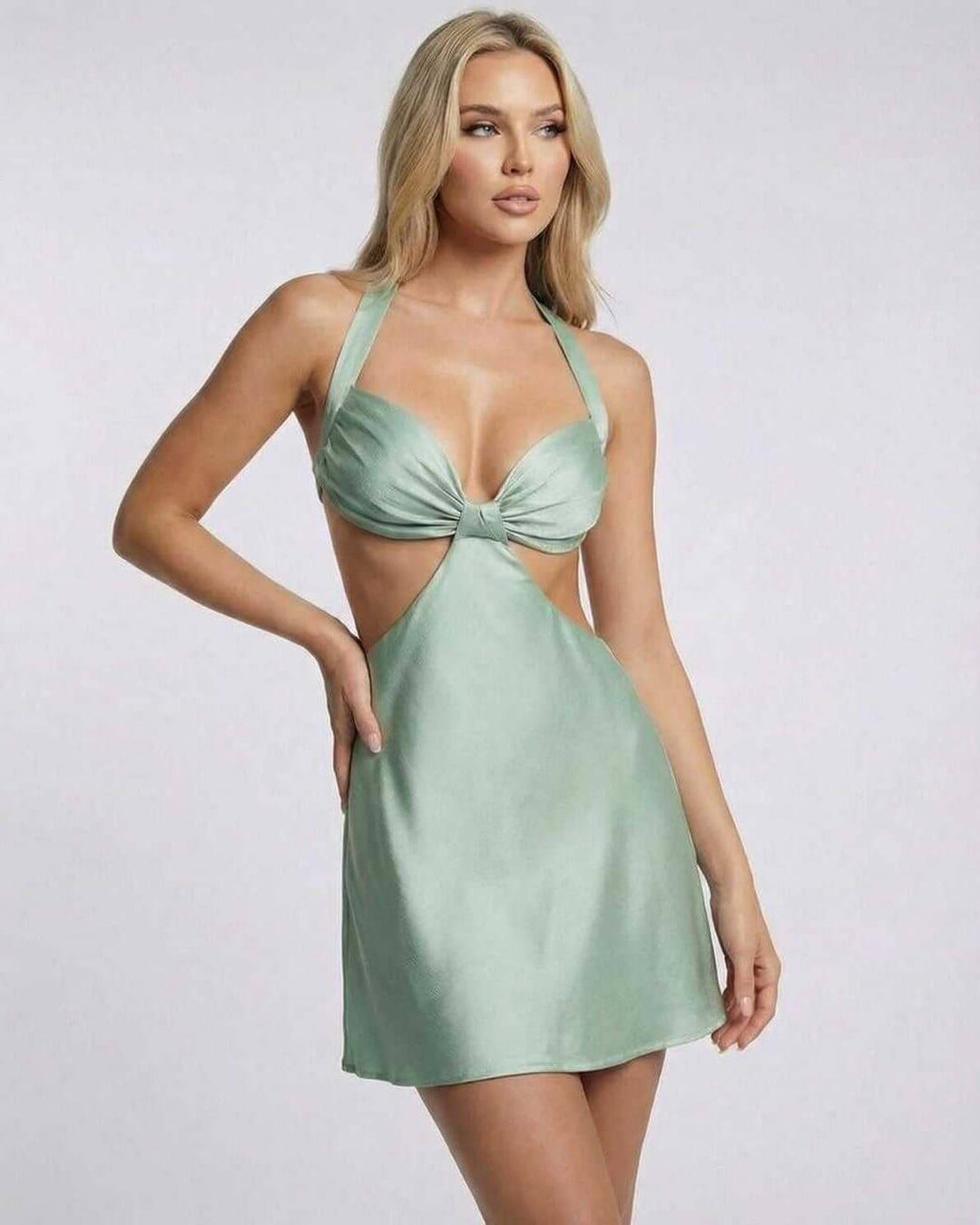Elegante vestido de mujer mini, sin mangas, con cuello halter. Diseño cut-out de moda para fiesta de verano.