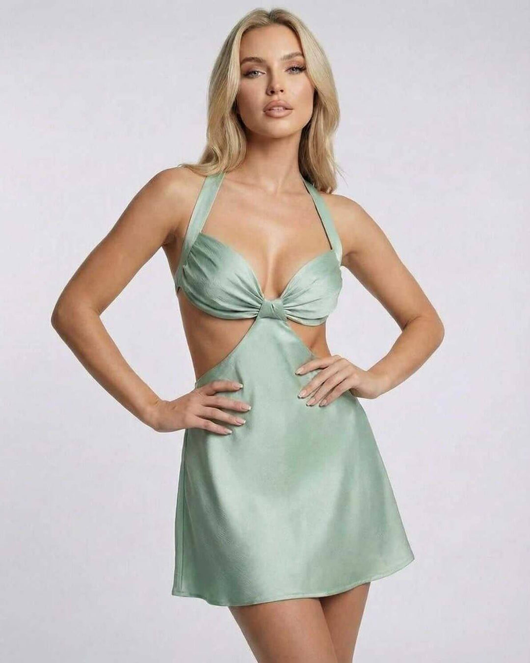 Vestido mini de mujer con cuello halter distintivo y sensual diseño cut-out, ideal para noches de club.