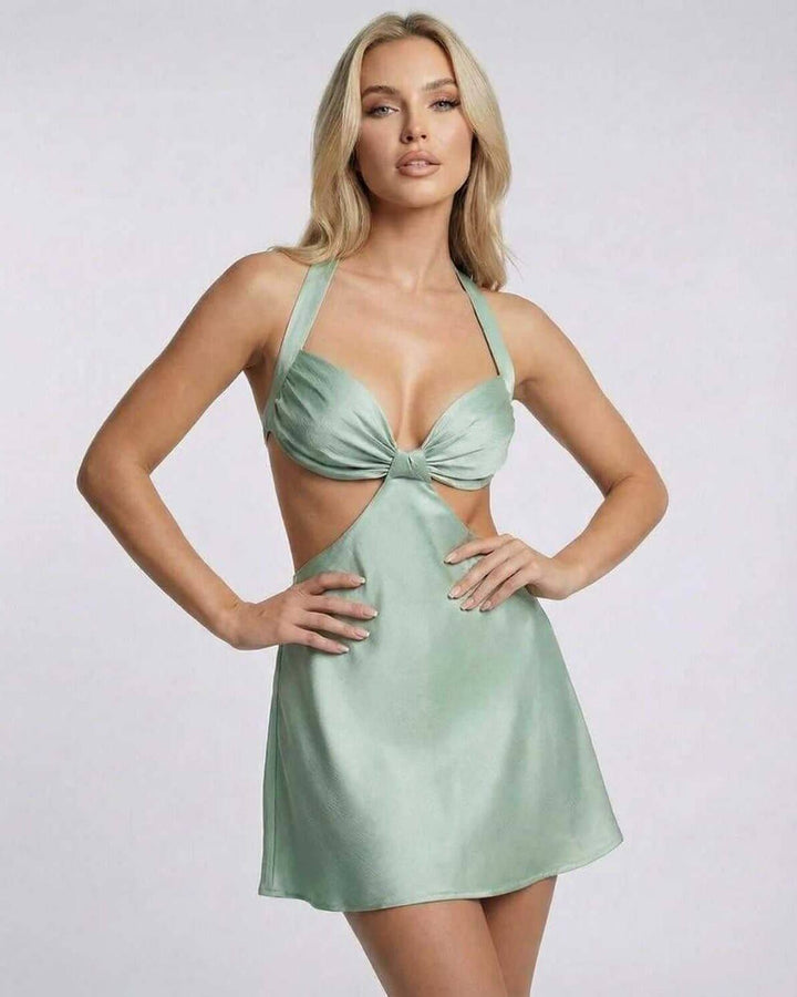 Vestido mini de mujer con cuello halter distintivo y sensual diseño cut-out, ideal para noches de club.