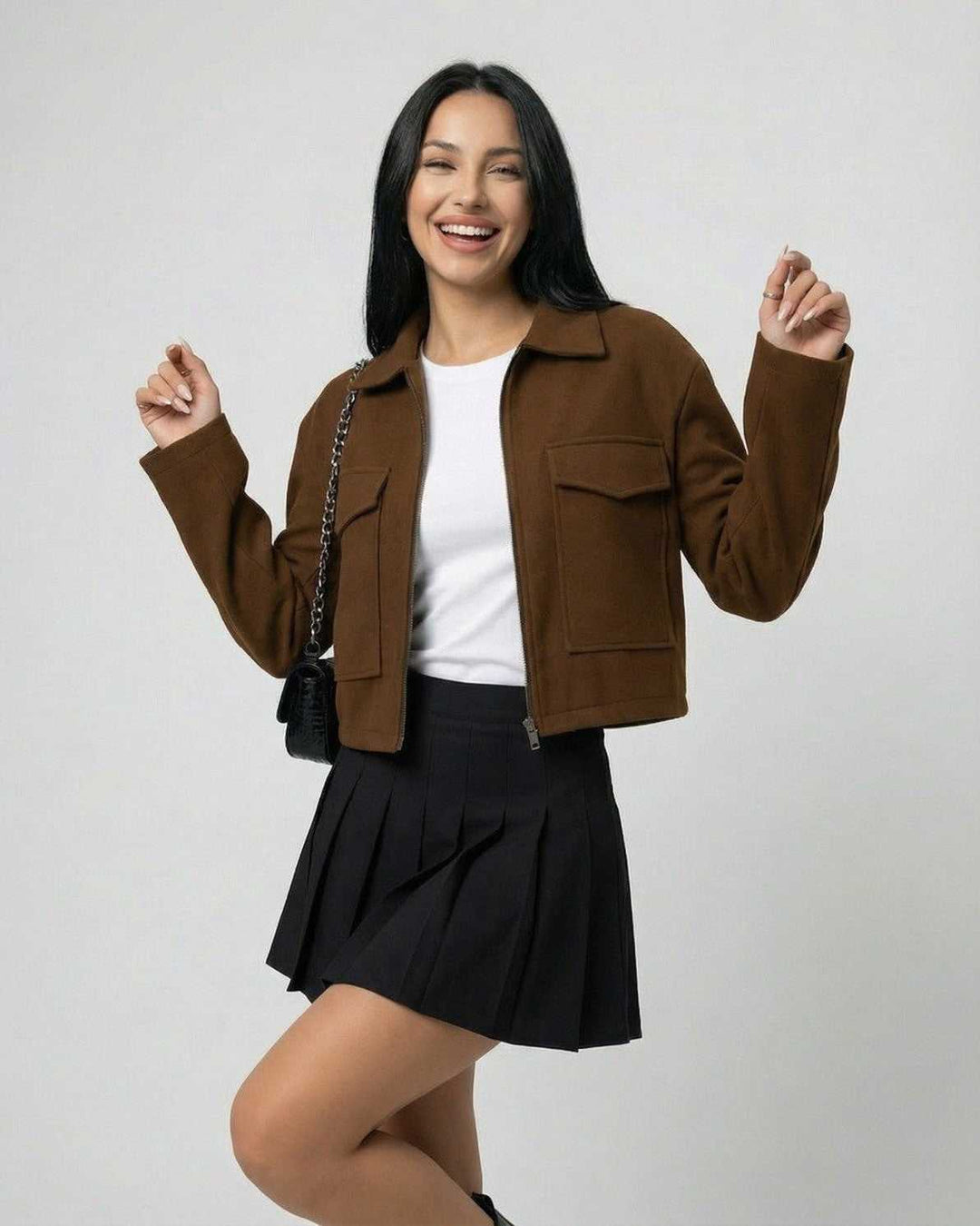 Chaqueta Sahara marrón de mujer con cuello polo, cremallera. Estilo urbano versátil y elegante para el otoño.