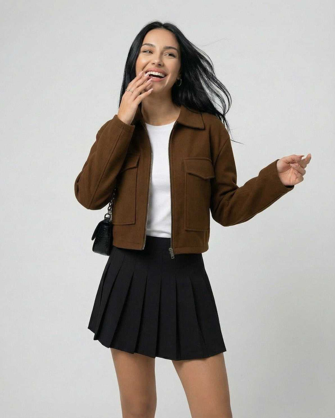 Detalle de cremallera y cuello polo en chaqueta Sahara marrón para mujer. Estilo chic y versátil de otoño.