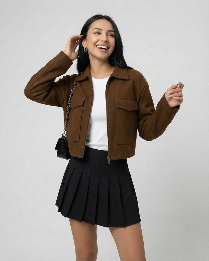 Chaqueta Sahara marrón para mujer, estilo elegante de corte recto. Ideal para looks urbanos y de otoño.