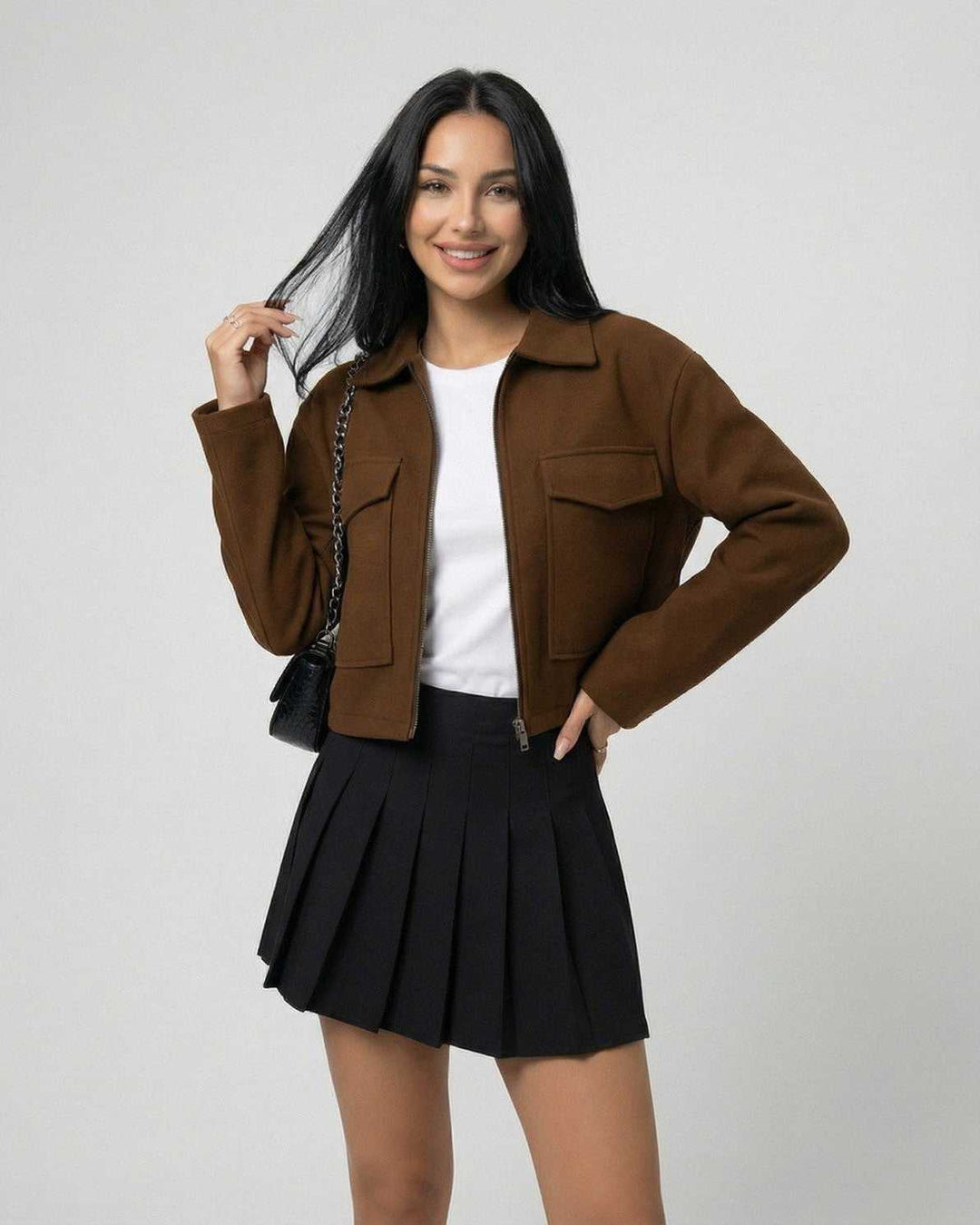 Chaqueta Sahara marrón para mujer, cuello polo, cremallera. Estilo urbano chic y versátil para otoño.