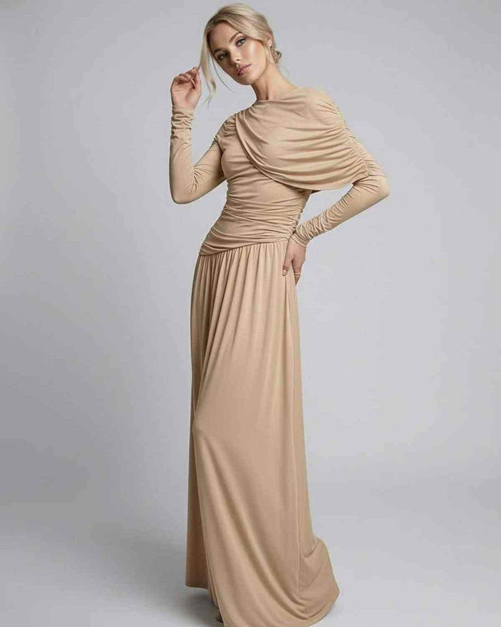 Vestido maxi formal beige de cintura alta, diseño fluido y drapeado, con manga larga, para un look elegante de mujer.