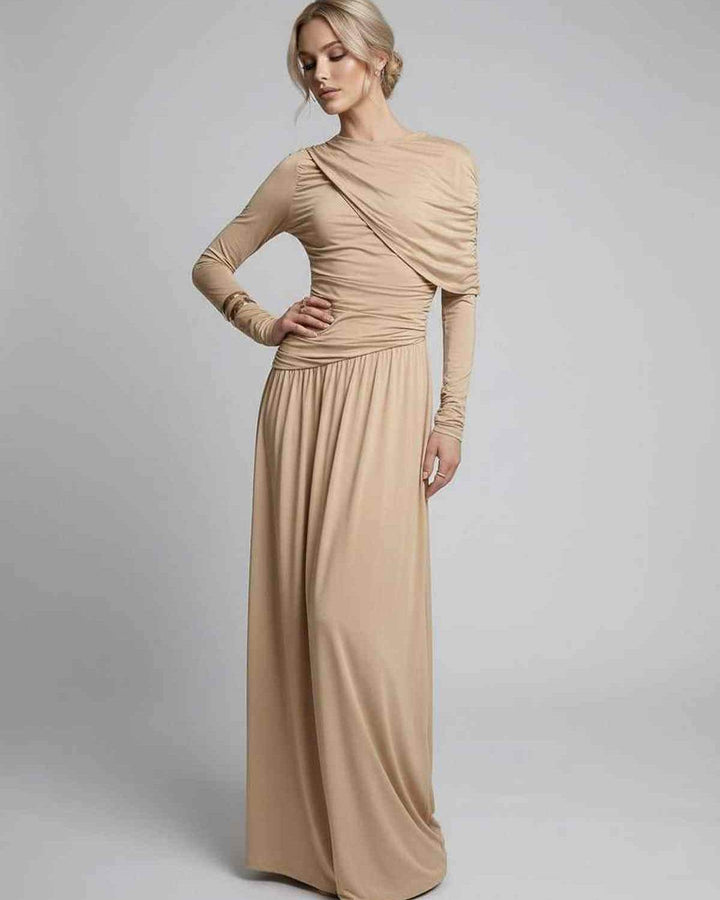 Vestido maxi fluido beige para mujer, elegante y cómodo, con detalle drapeado y manga larga, perfecto para fiestas.