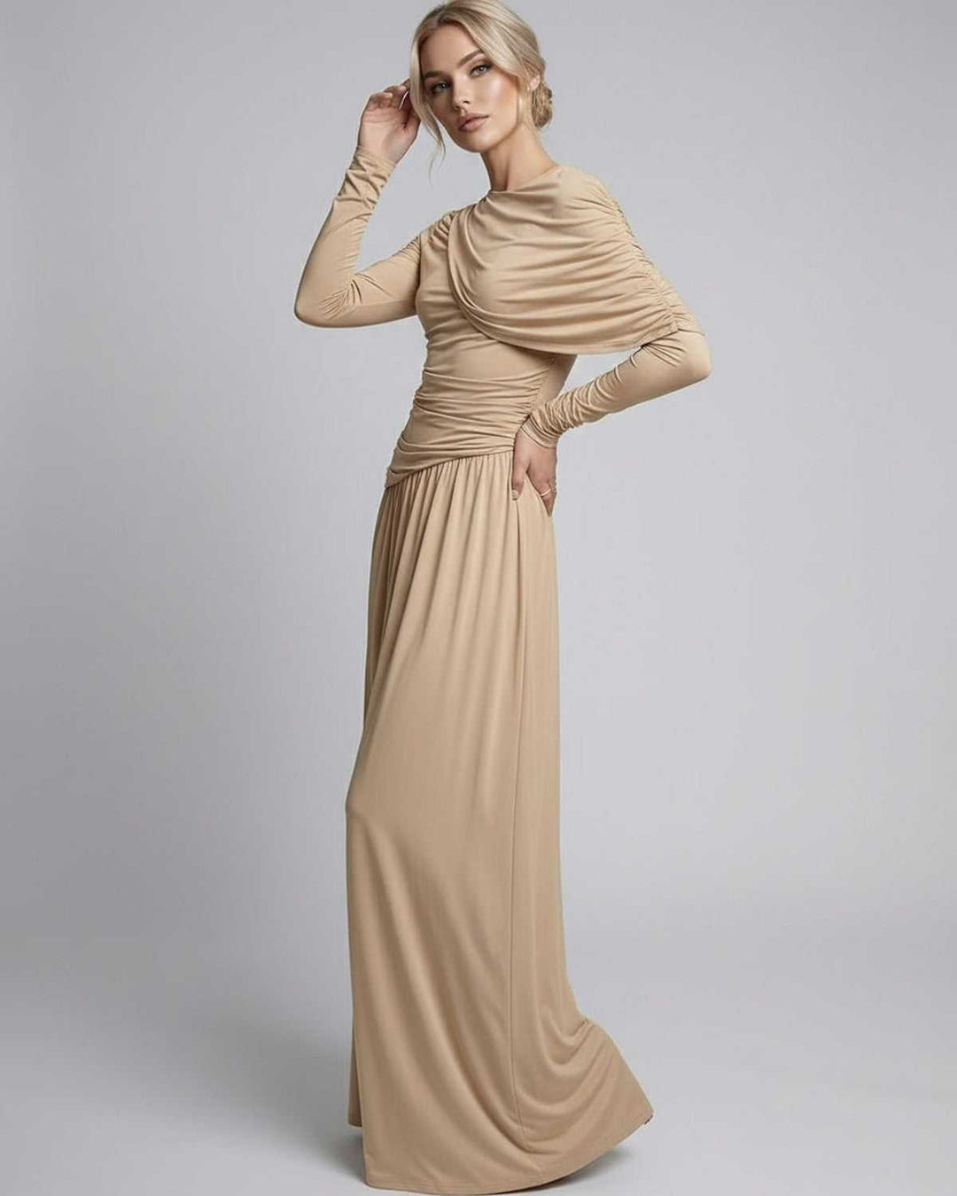 Vestido maxi beige de noche para mujer, diseño drapeado elegante, manga larga y cintura alta, ideal para eventos especiales.