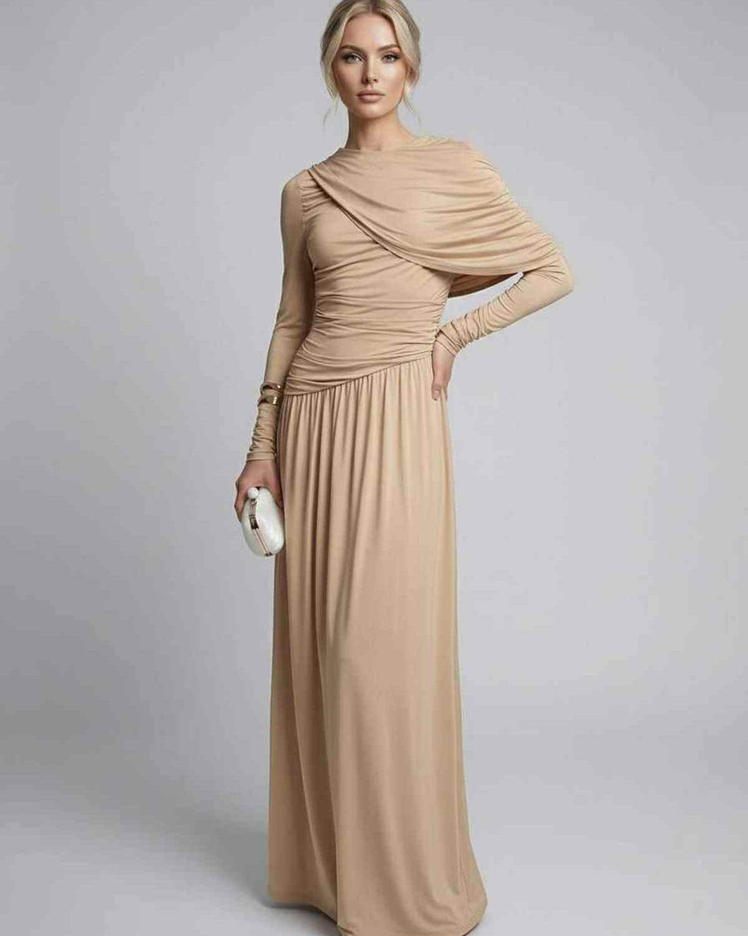 Vestido maxi formal beige con manga larga, diseño drapeado fluido y cintura alta, ideal para noche y eventos.