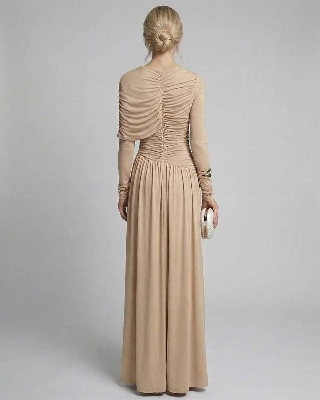 Vestido maxi beige elegante para invitada de boda o fiesta, con detalle drapeado y cintura alta, moda femenina.