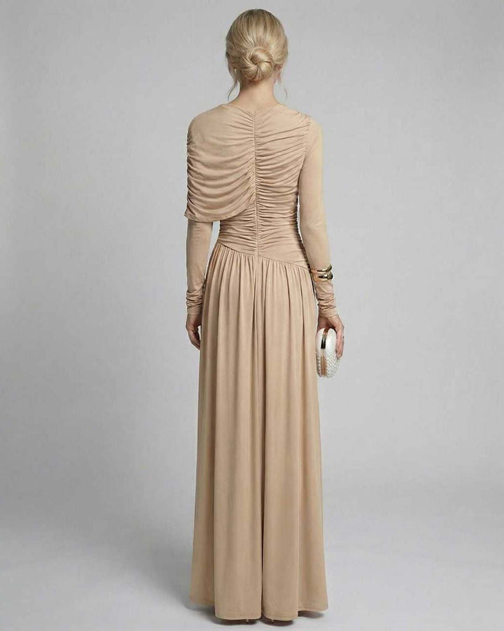 Vestido maxi beige elegante para invitada de boda o fiesta, con detalle drapeado y cintura alta, moda femenina.