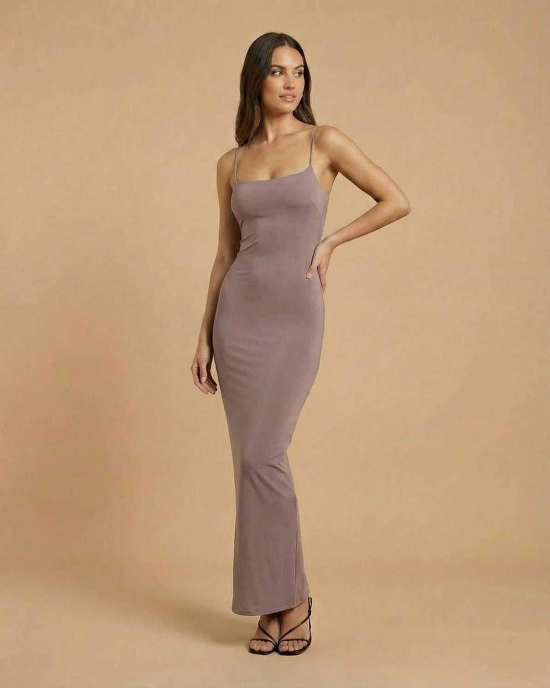 Vestido elegante blanco de mujer, corte maxi y diseño sin espalda. Atuendo formal ideal para eventos nocturnos.