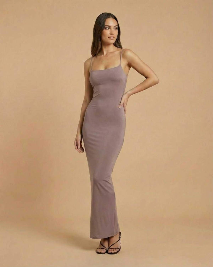 Vestido elegante blanco de mujer, corte maxi y diseño sin espalda. Atuendo formal ideal para eventos nocturnos.
