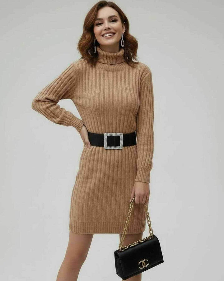 Vestido corto acanalado Sahara beige de mujer, con silueta ajustada que realza la figura femenina.