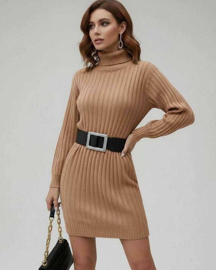 Vestido beige acanalado para mujer, silueta ajustada, manga larga y cuello alto. Ropa de noche elegante.