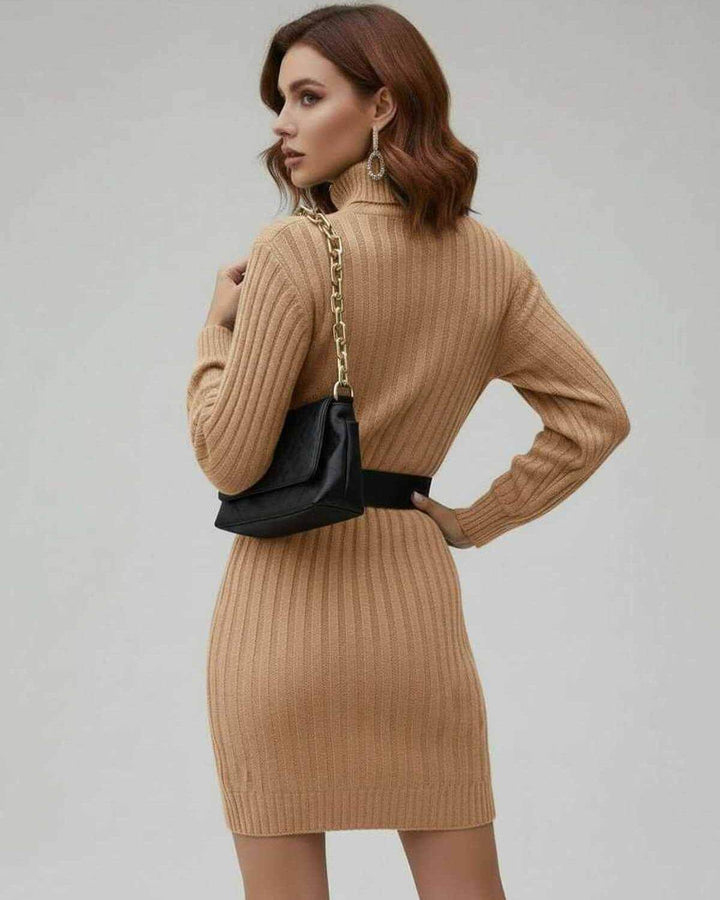 Mujer luciendo vestido mini acanalado beige Sahara ajustado. Ideal para fiesta o look casual chic.